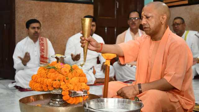 अक्षय तृतीया पर सीएम योगी ने किया रुद्राभिषेक, प्रदेशवासियों के सुख-समृद्धि की कामना की